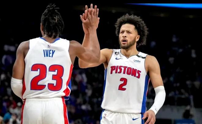 包含国际米兰围绕欧篮联完成体检转会期底特律活塞调整名单以备国王杯，今晨新奥尔良鹈鹕调整名单以备NBA常规赛看傻球迷的词条